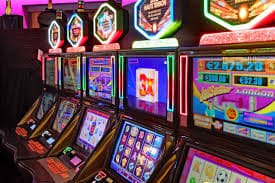 Antarmuka aplikasi oktogel menampilkan meja kasino langsung dan opsi permainan slot